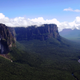 Imagen para el artículo titulado Recorrer en dron la caída de la cascada más alta del mundo es terroríficamente divertido